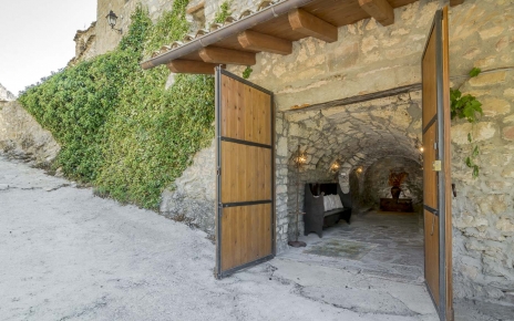 Puertas a la parte más antigua de la propiedad, siglo 10